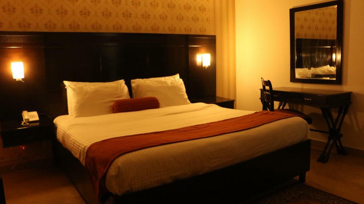 The Royal Manor Islamabad Bagian luar foto